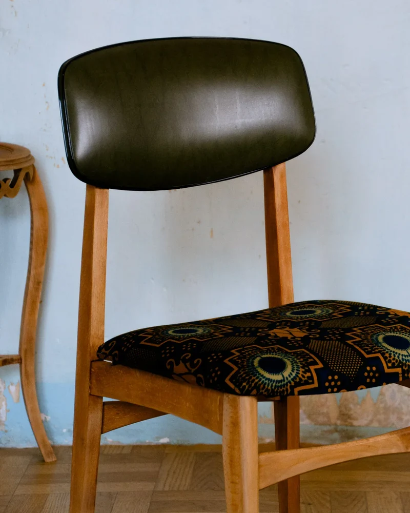 Claude, la chaise en bois et simili cuir N°1201