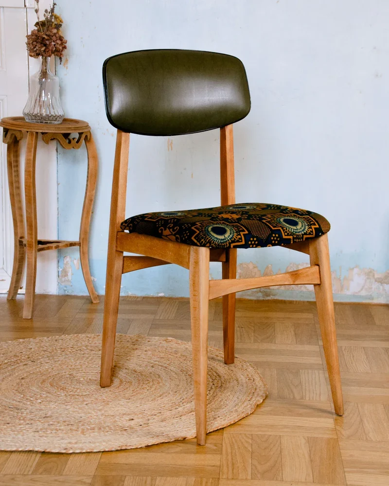 Claude, la chaise en bois et simili cuir N°1201