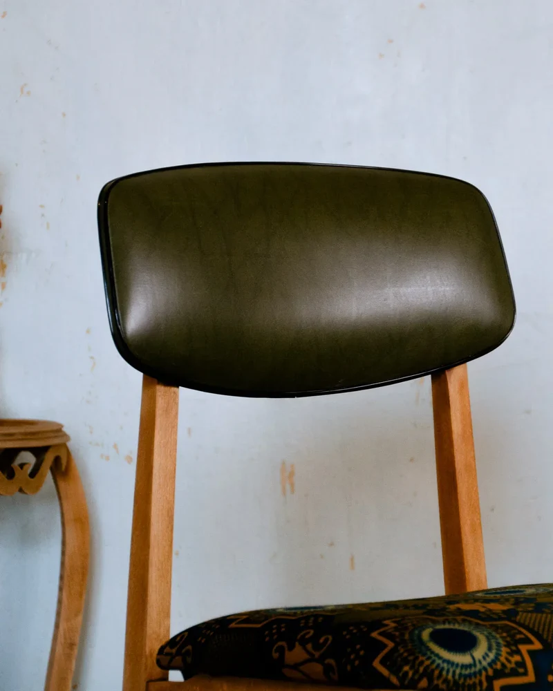Claude, la chaise en bois et simili cuir N°1201