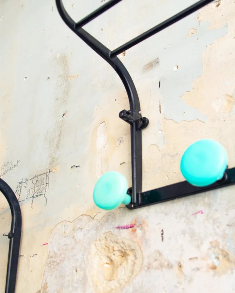 Charlie, le porte-manteau mural en plastique N°214