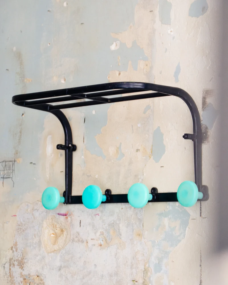Charlie, le porte-manteau mural en plastique N°214