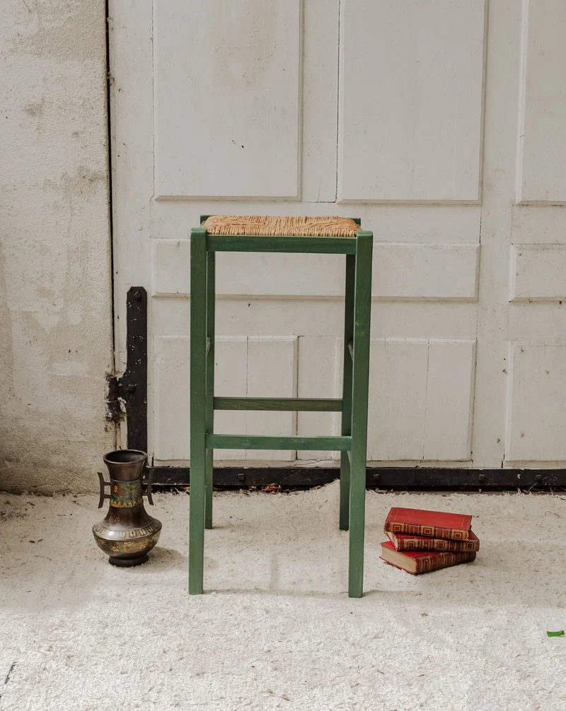 Gaston, le tabouret de bar en bois vert et paille N°178