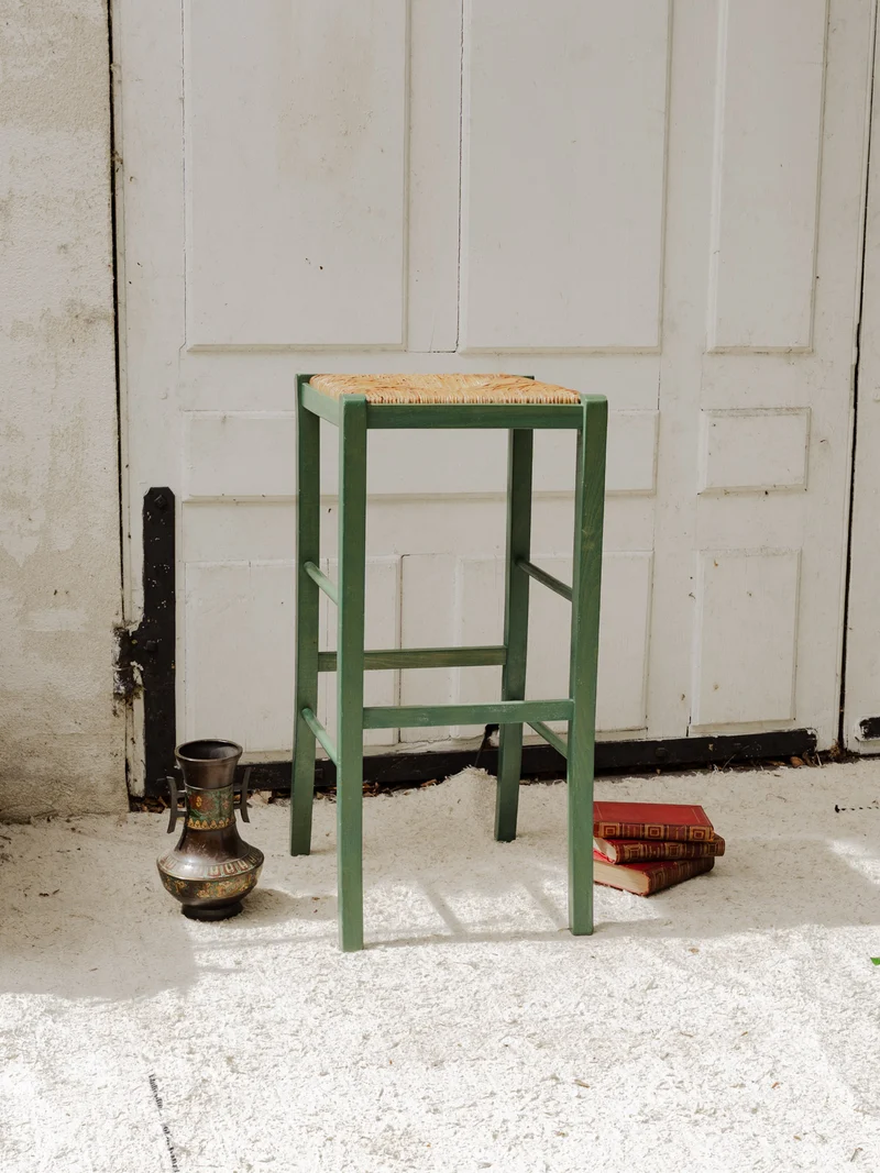 Gaston, le tabouret de bar en bois vert et paille N°178