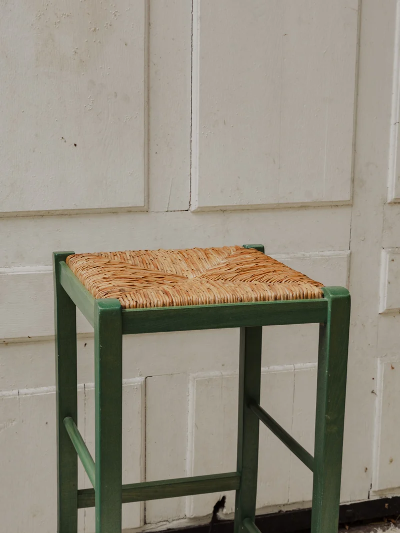 Gaston, le tabouret de bar en bois vert et paille N°178