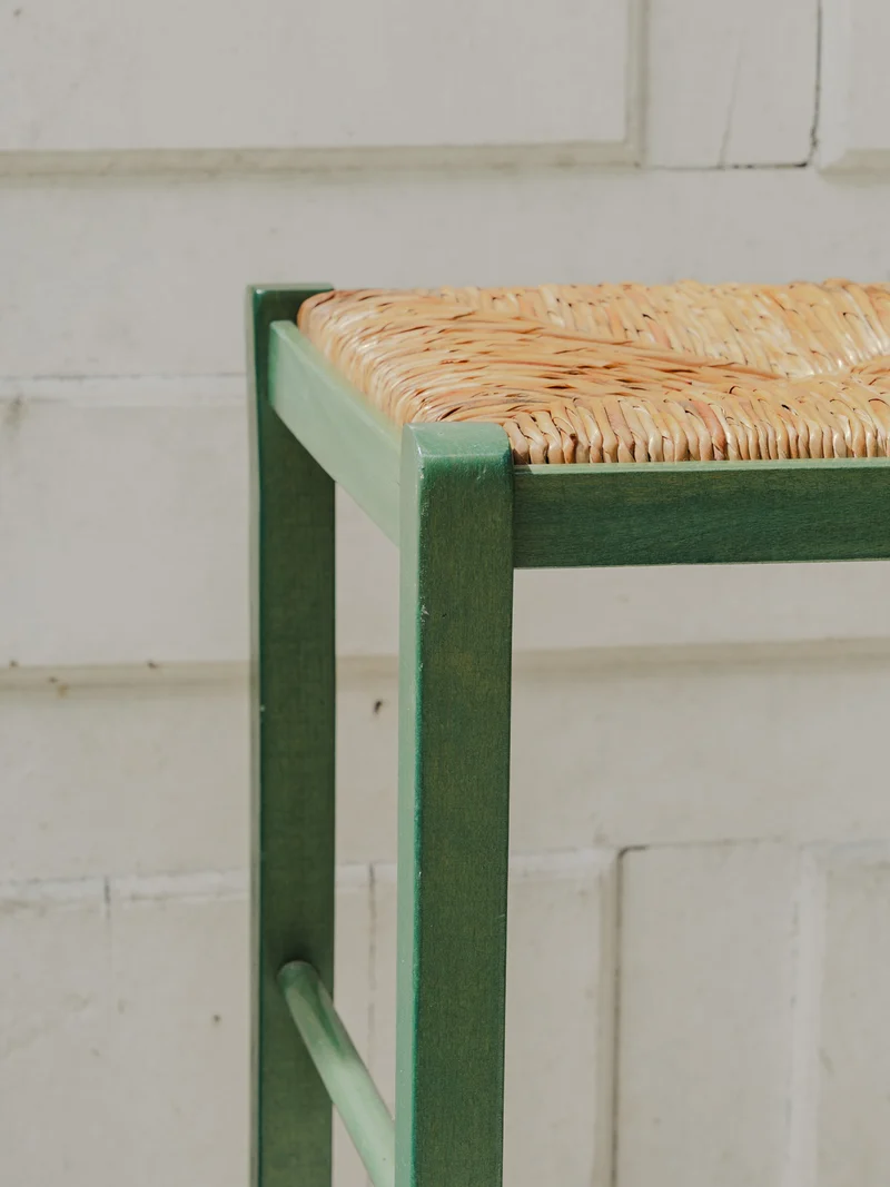 Gaston, le tabouret de bar en bois vert et paille N°178