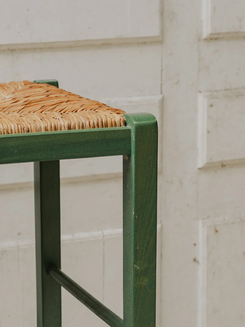 Gaston, le tabouret de bar en bois vert et paille N°178
