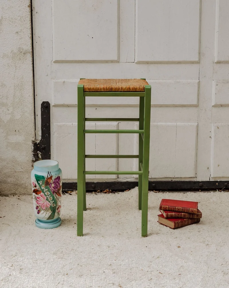 Gaston, le tabouret de bar en bois vert et paille N°177