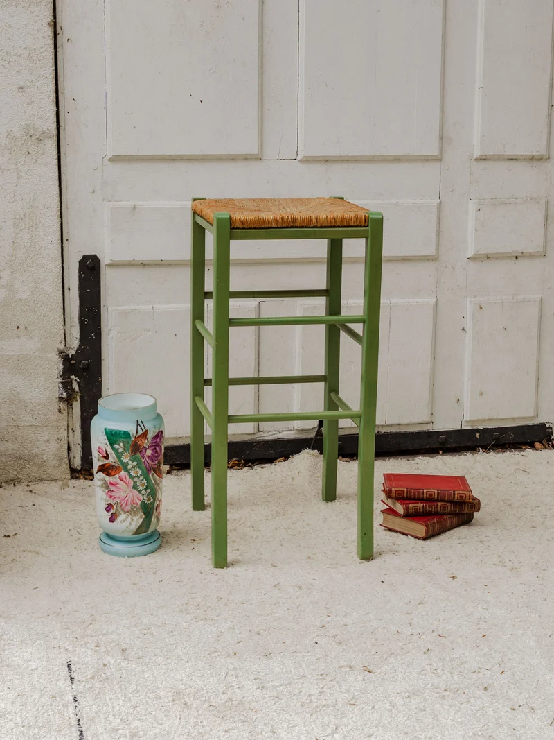 Gaston, le tabouret de bar en bois vert et paille N°177