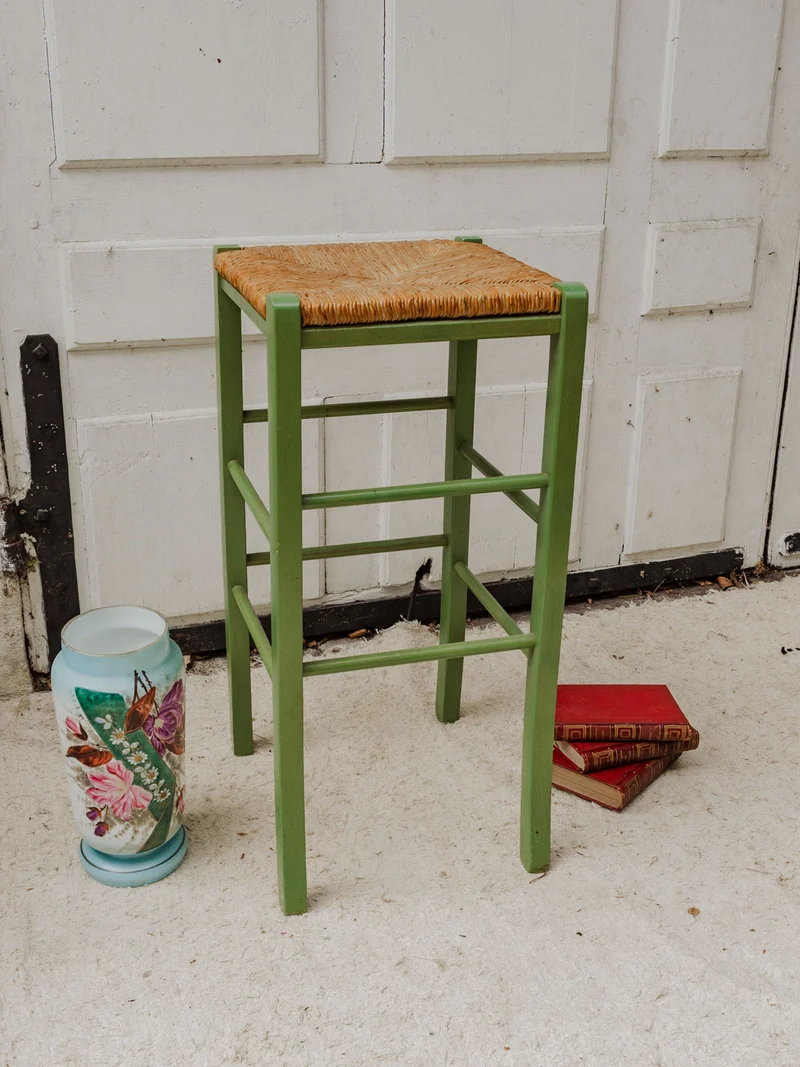 Gaston, le tabouret de bar en bois vert et paille N°177