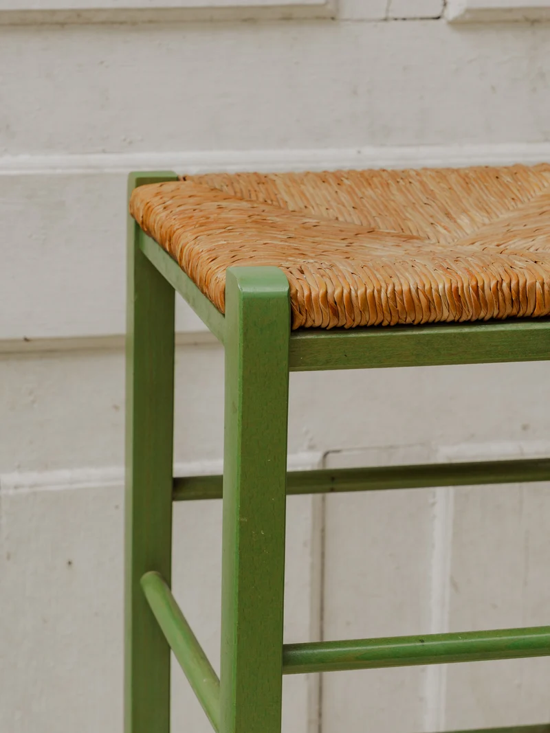 Gaston, le tabouret de bar en bois vert et paille N°177