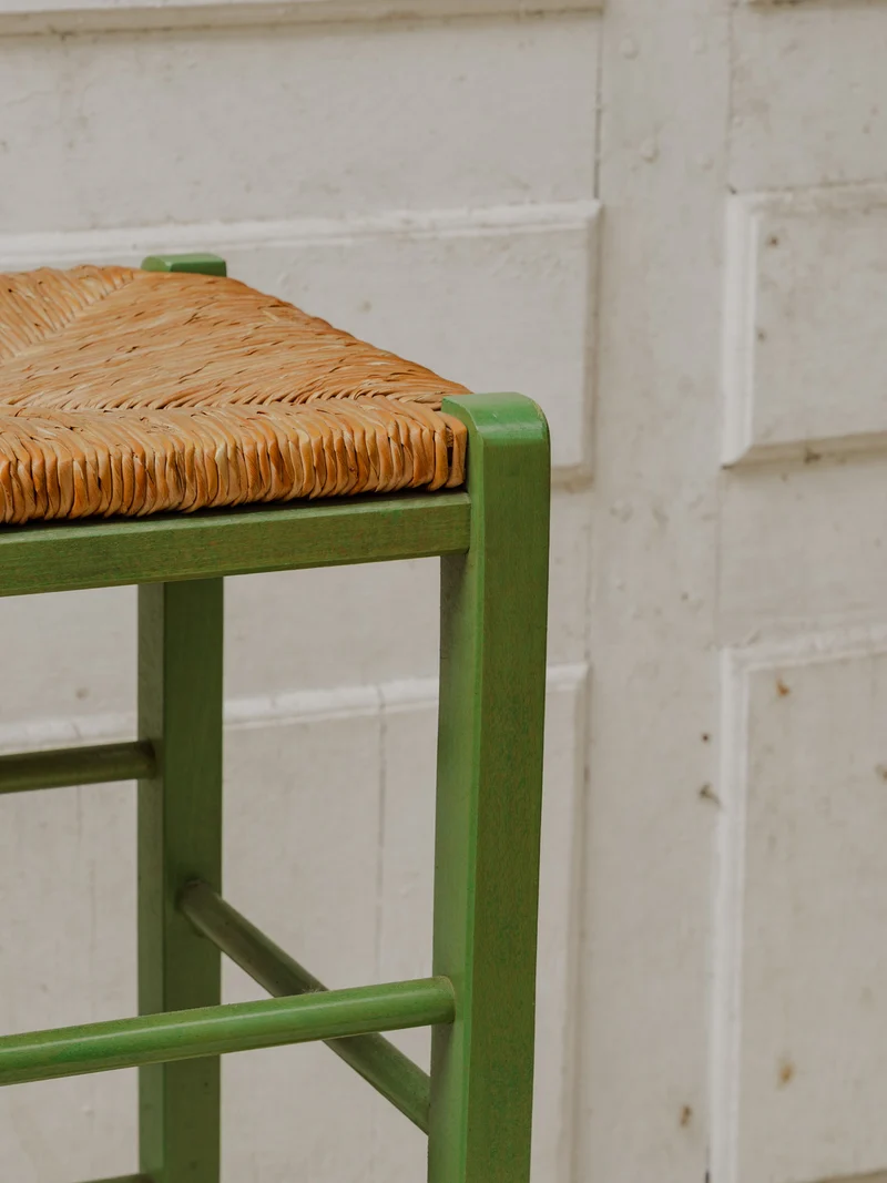 Gaston, le tabouret de bar en bois vert et paille N°177