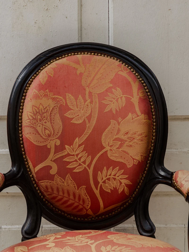 Ernest, la paire de fauteuils Napoléon III en bois et tissu N°972