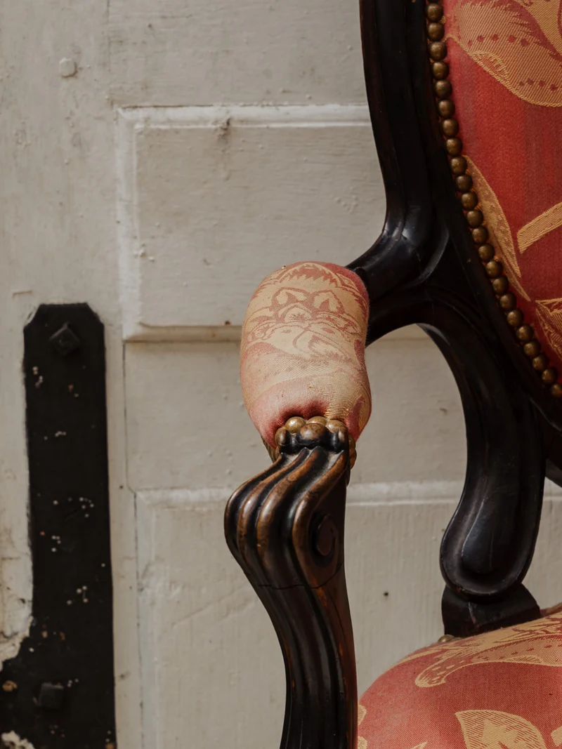 Ernest, la paire de fauteuils Napoléon III en bois et tissu N°972