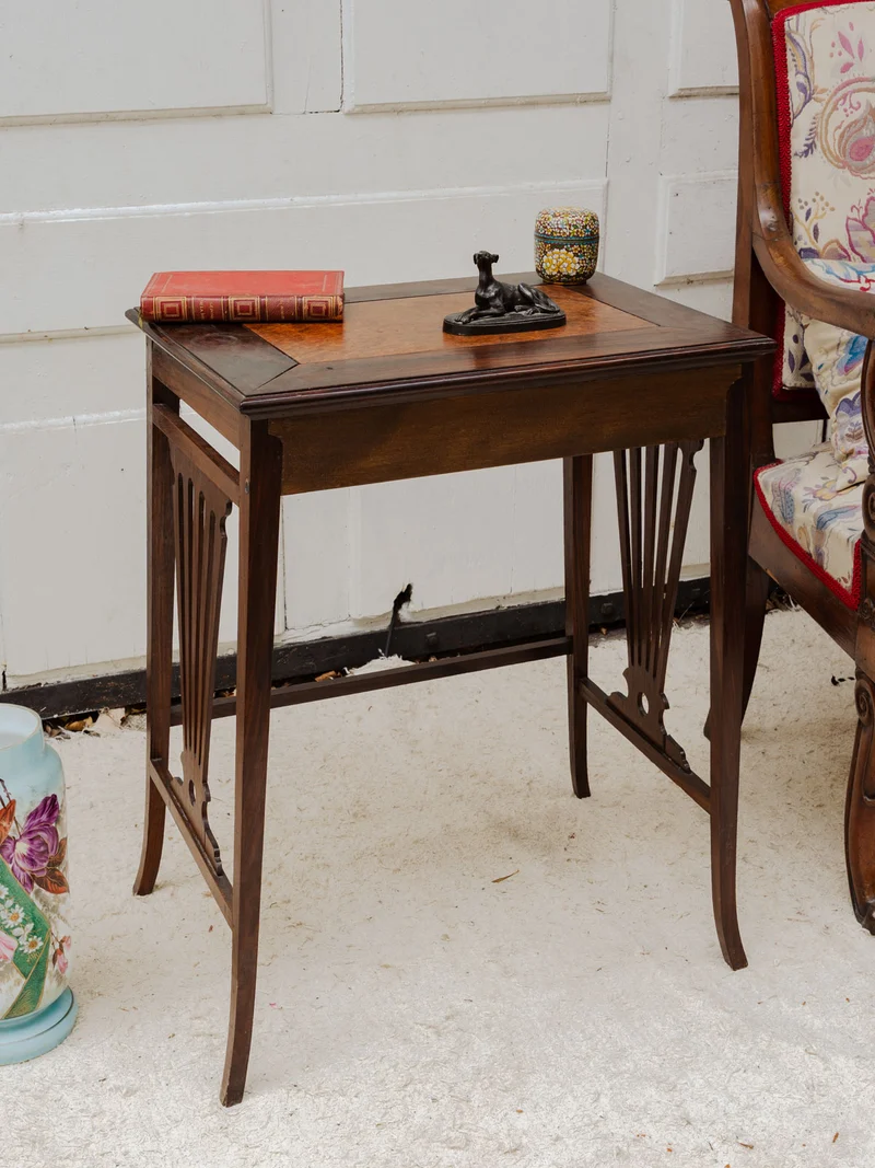 Francine, la table d'appoint en bois N°965