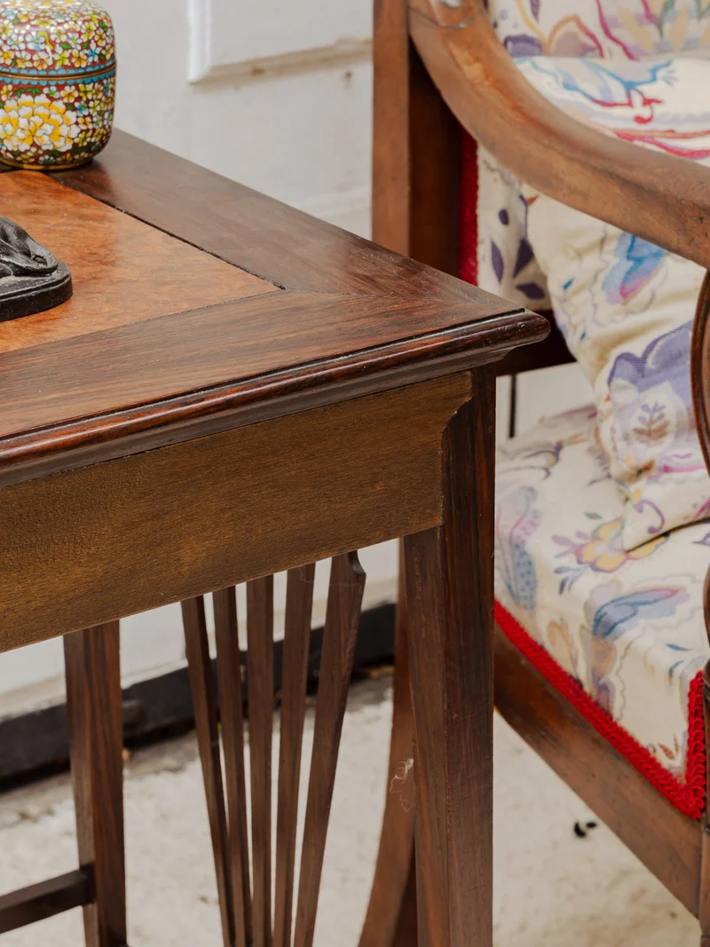 Francine, la table d'appoint en bois N°965