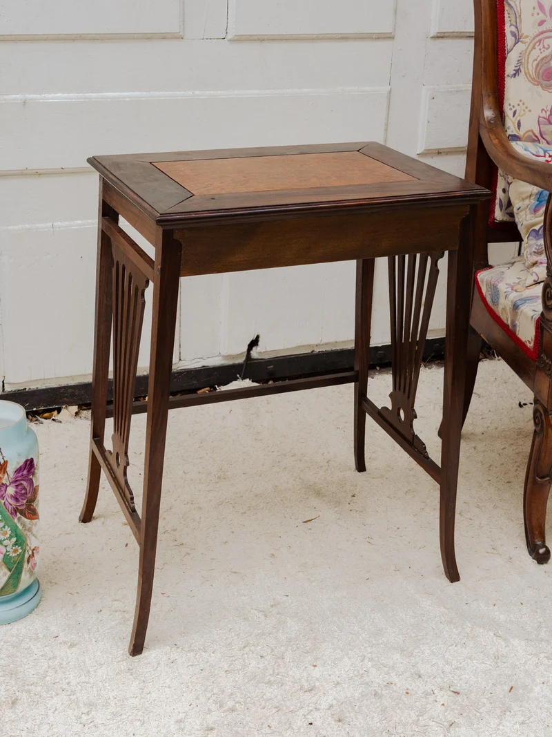 Francine, la table d'appoint en bois N°965