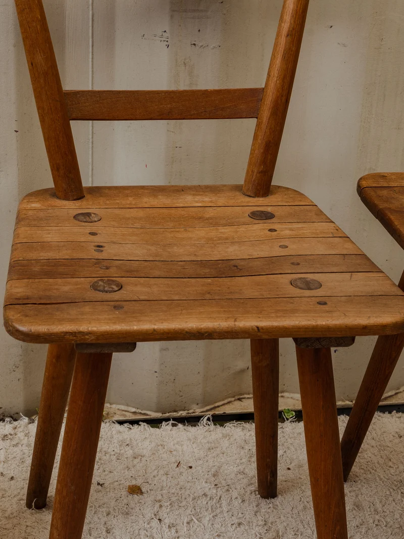 Claude, la paire de chaises en bois N°1279