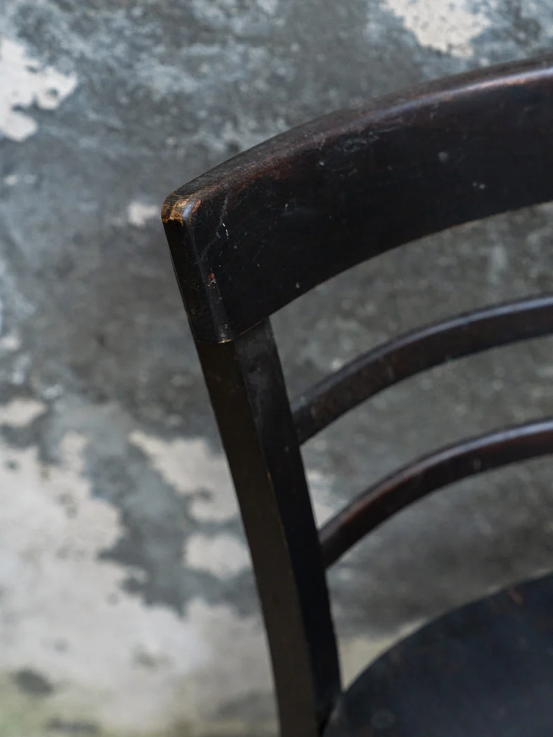 Claude, la paire de chaises en bois N°1261