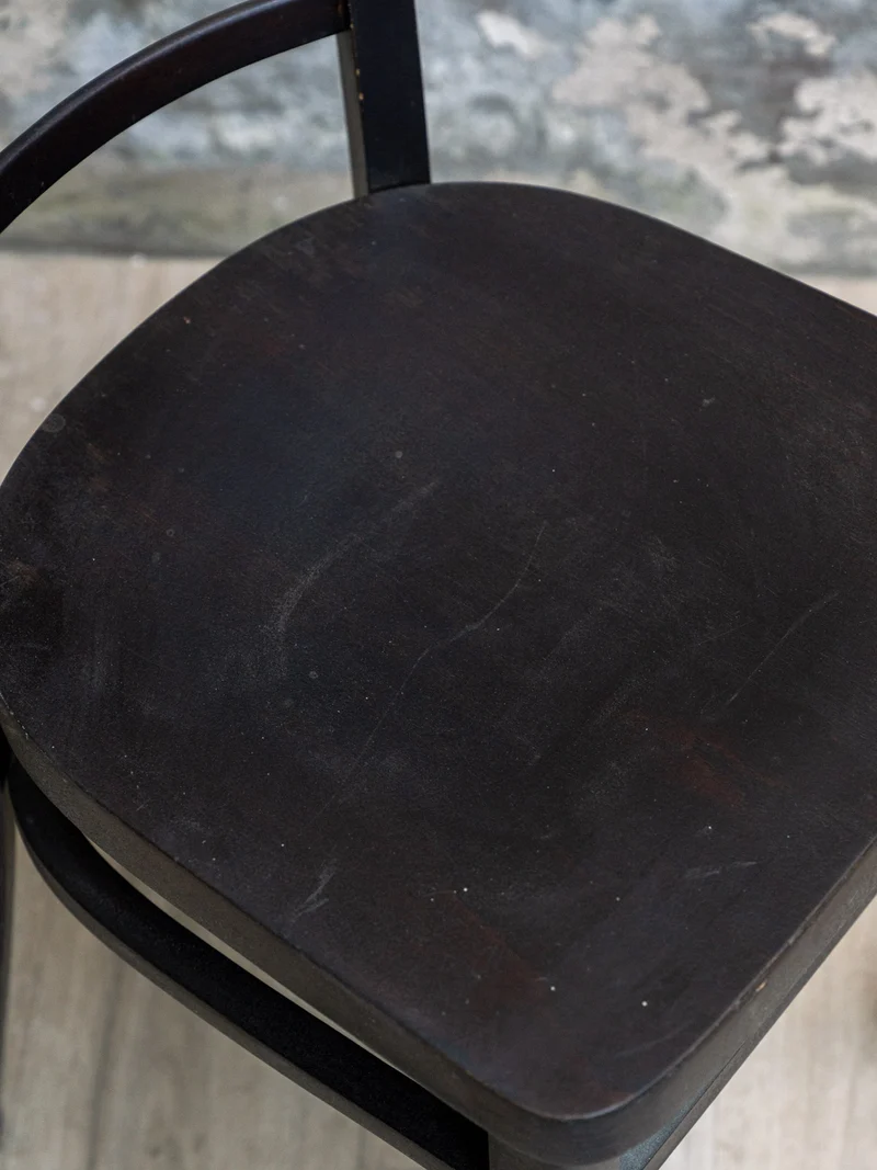 Claude, la paire de chaises en bois N°1261