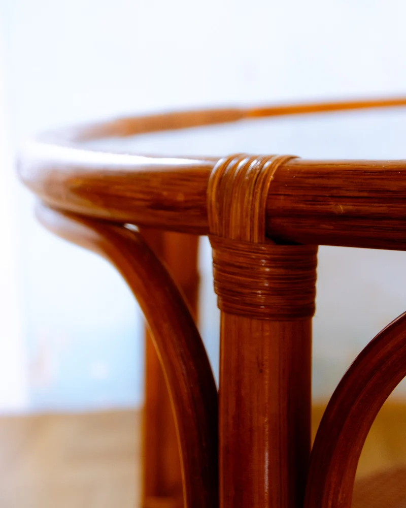 Léonie, la table basse en rotin et verre fumé N°912