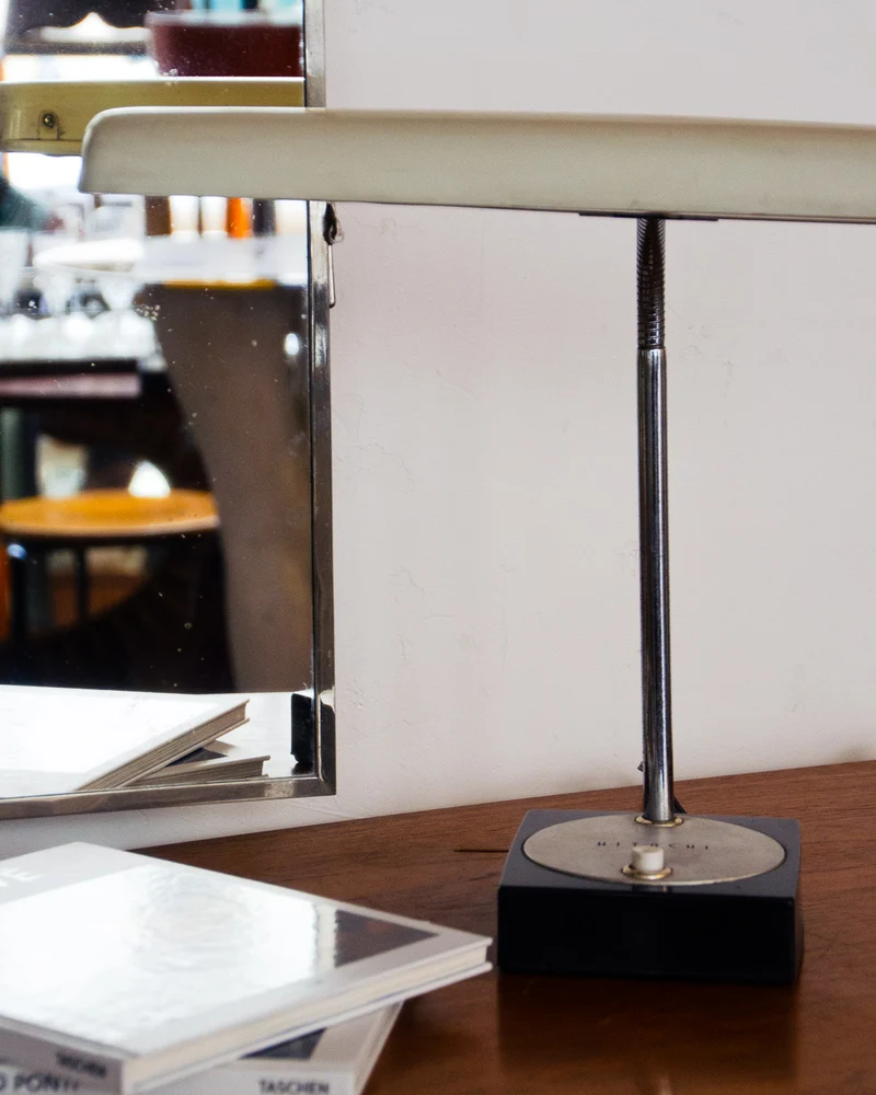 Julia, la lampe de bureau Hitachi N°902
