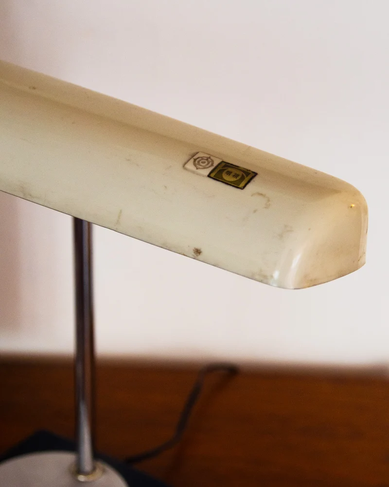 Julia, la lampe de bureau Hitachi N°902