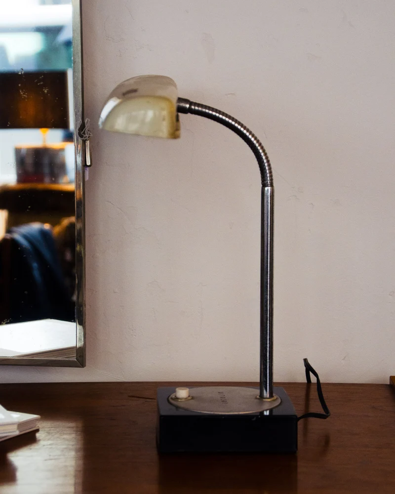 Julia, la lampe de bureau Hitachi N°902