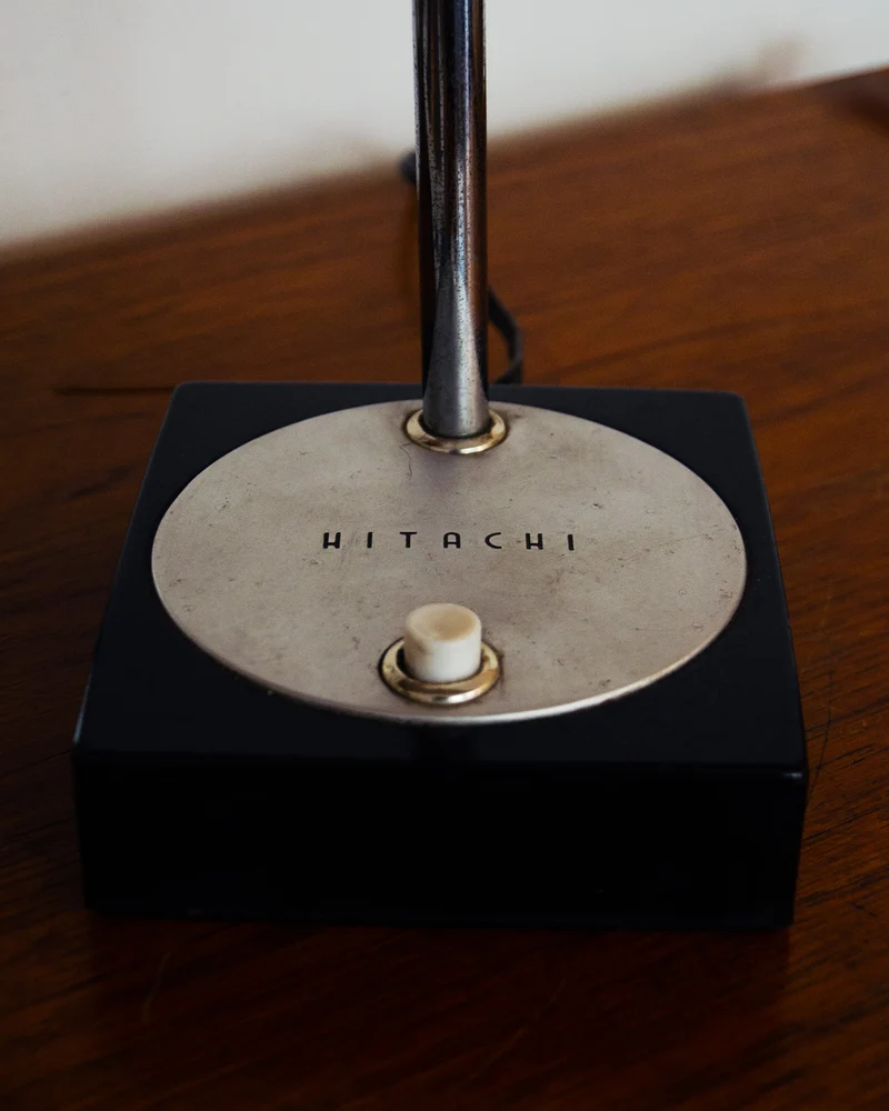 Julia, la lampe de bureau Hitachi N°902