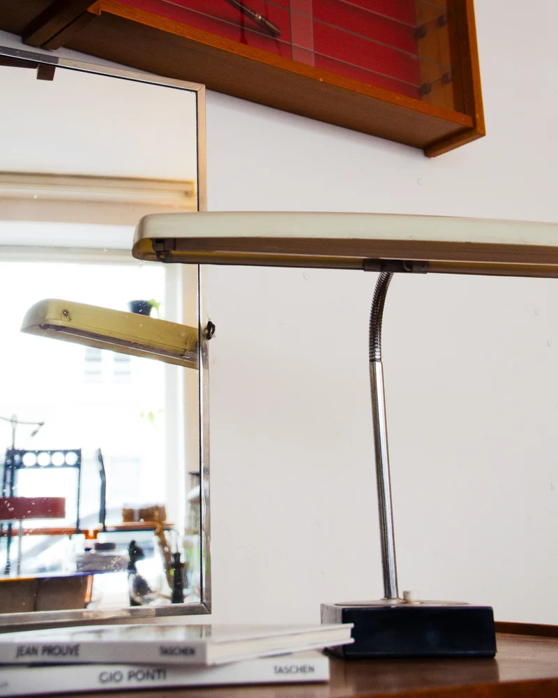 Julia, la lampe de bureau Hitachi N°902