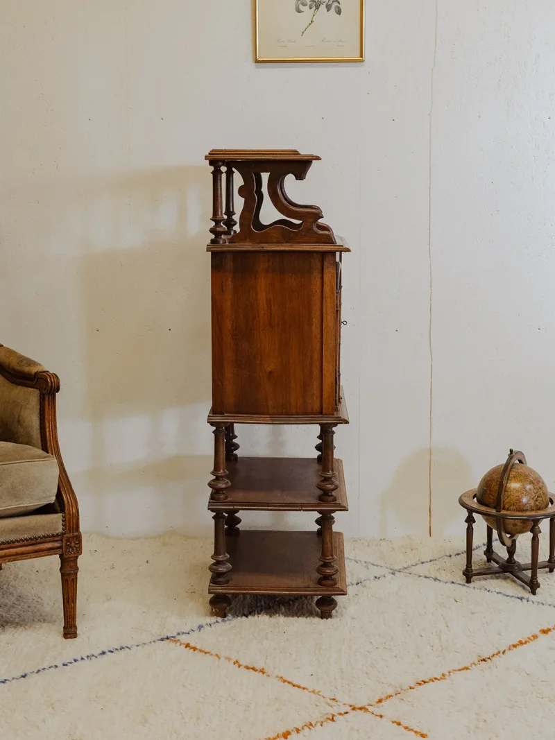 Gaëlle, l'ancien meuble à musique en bois N°839