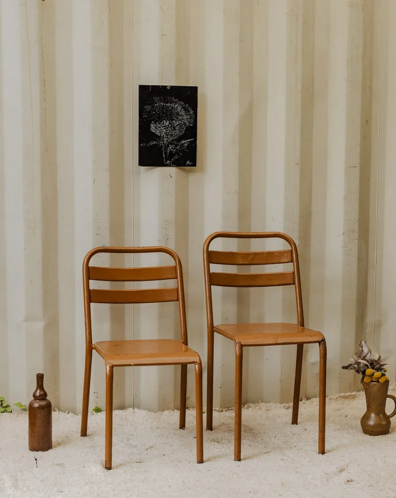 Claude, la paire de chaises en métal marron N°1239