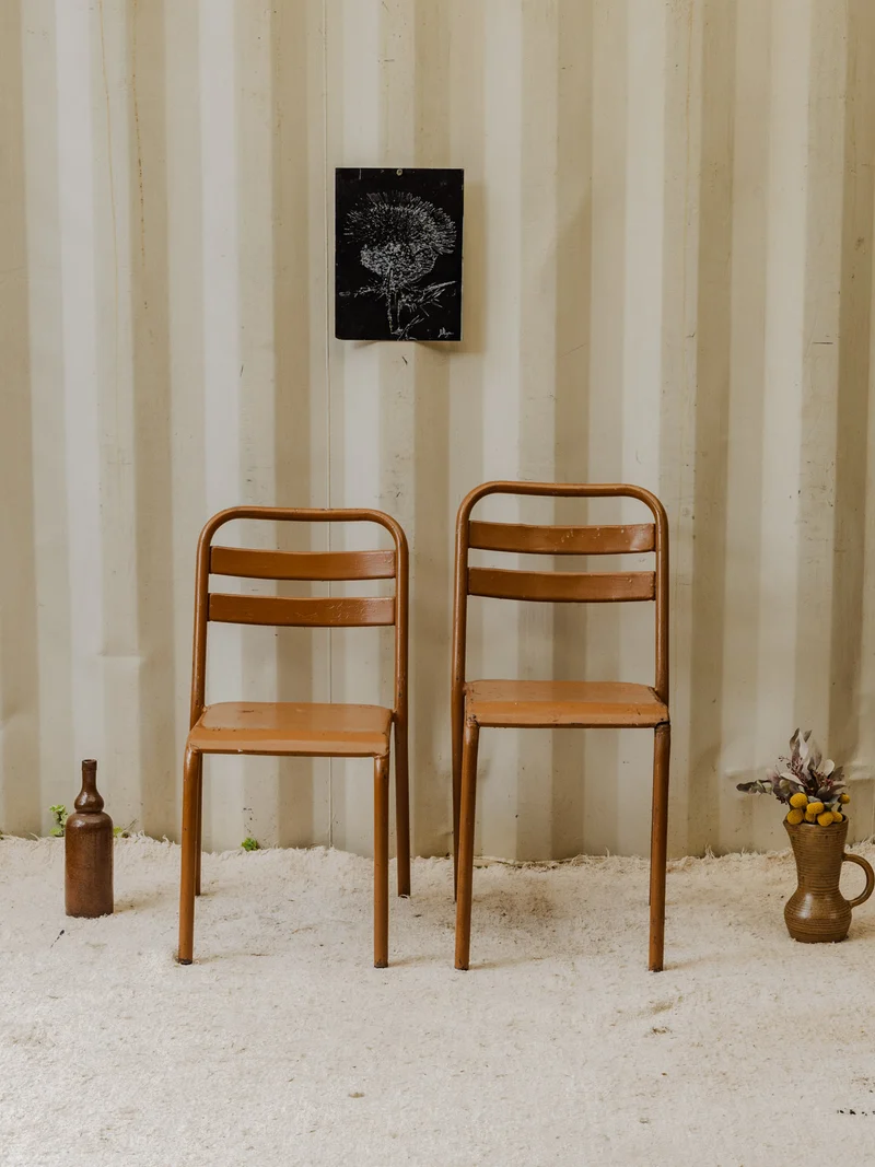 Claude, la paire de chaises en métal marron N°1239