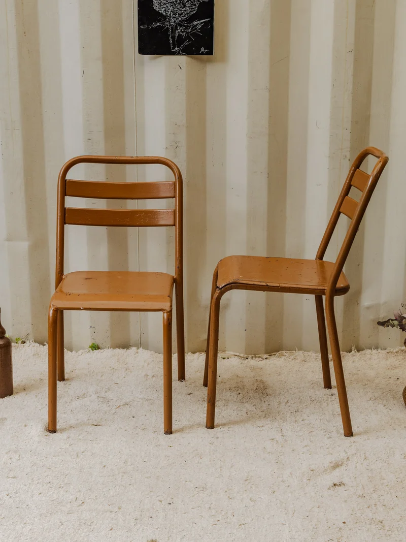Claude, la paire de chaises en métal marron N°1239