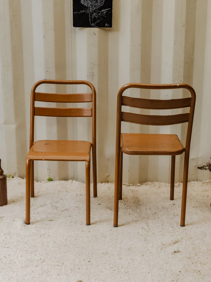 Claude, la paire de chaises en métal marron N°1239