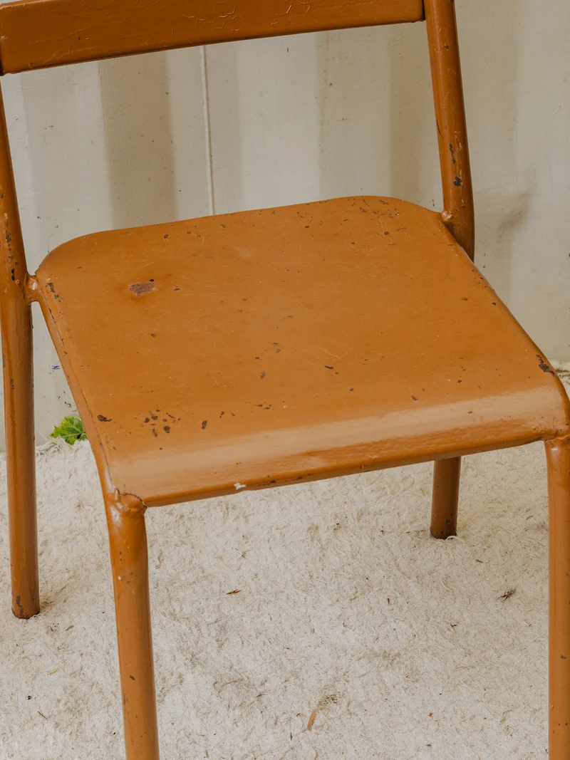 Claude, la paire de chaises en métal marron N°1239