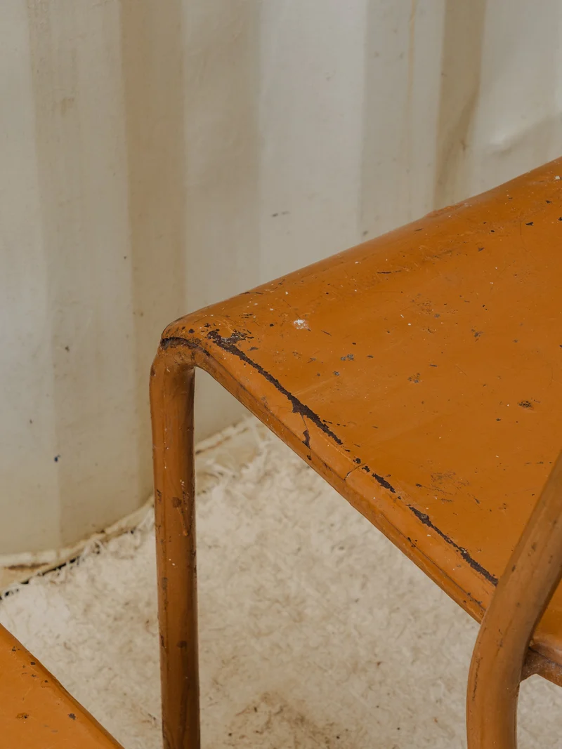 Claude, la paire de chaises en métal marron N°1239