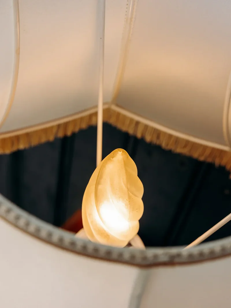 Suzanne, la lampe à franges et céramique N°563