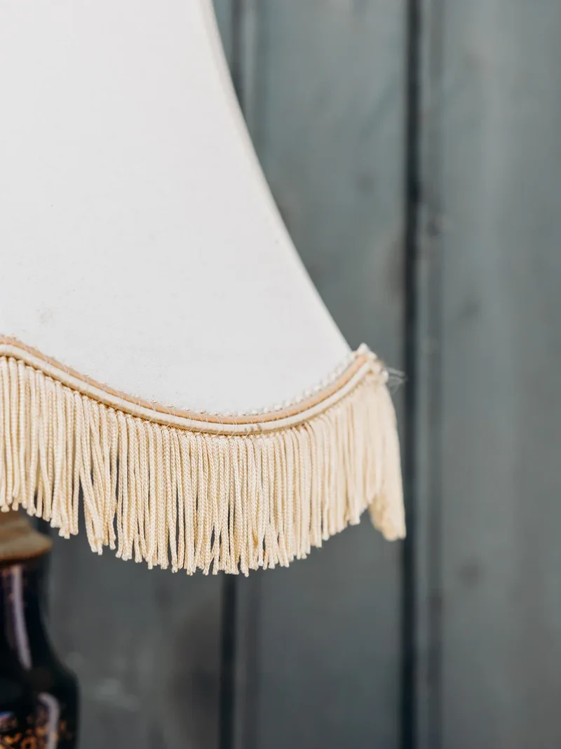 Suzanne, la lampe à franges et céramique N°563