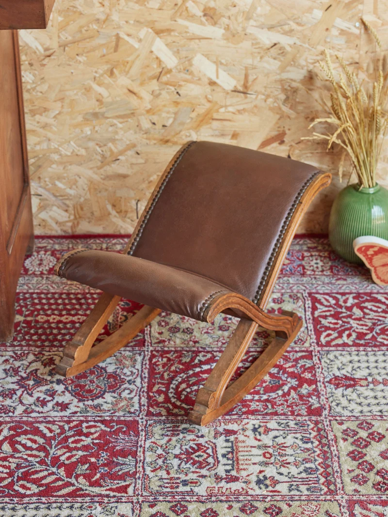Regis, le tabouret repose pieds en cuir N°1364