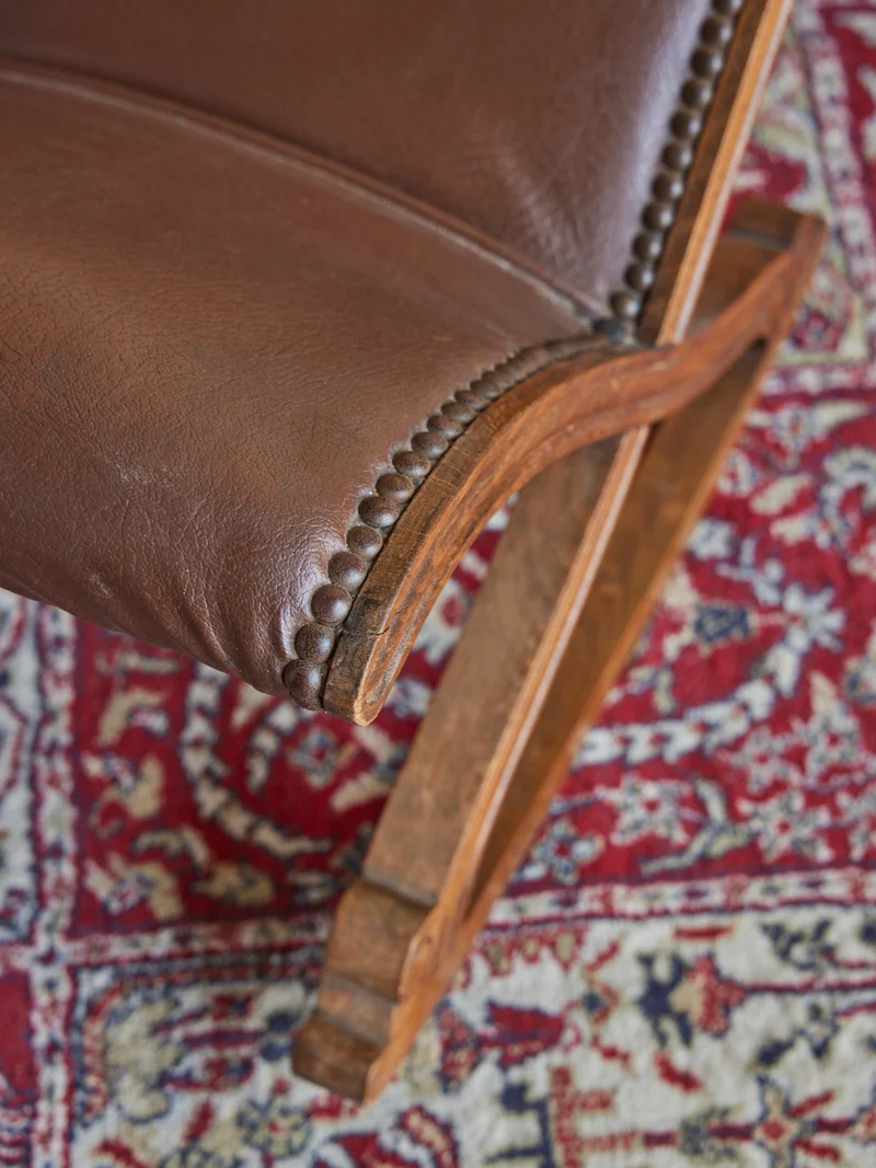 Regis, le tabouret repose pieds en cuir N°1364