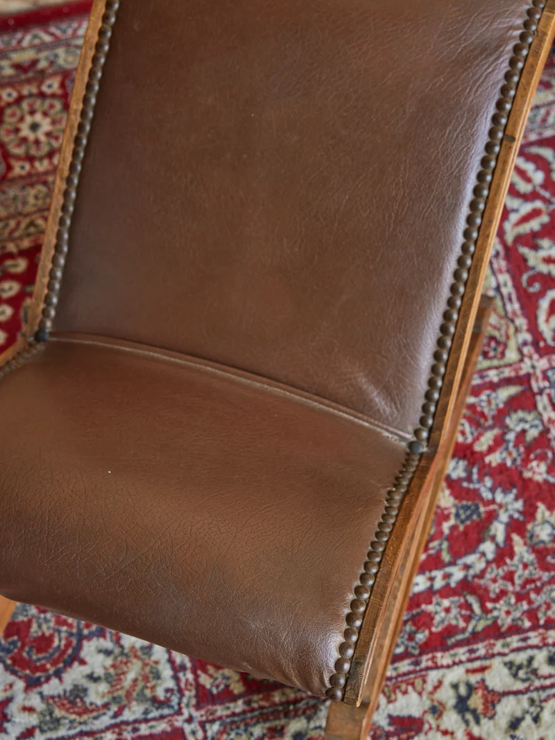 Regis, le tabouret repose pieds en cuir N°1364