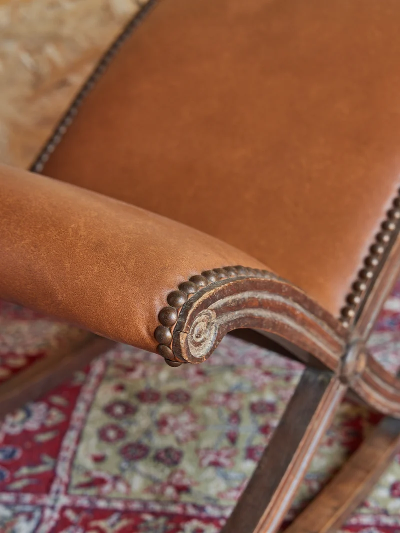 Regis, le tabouret repose pieds en cuir N°1363