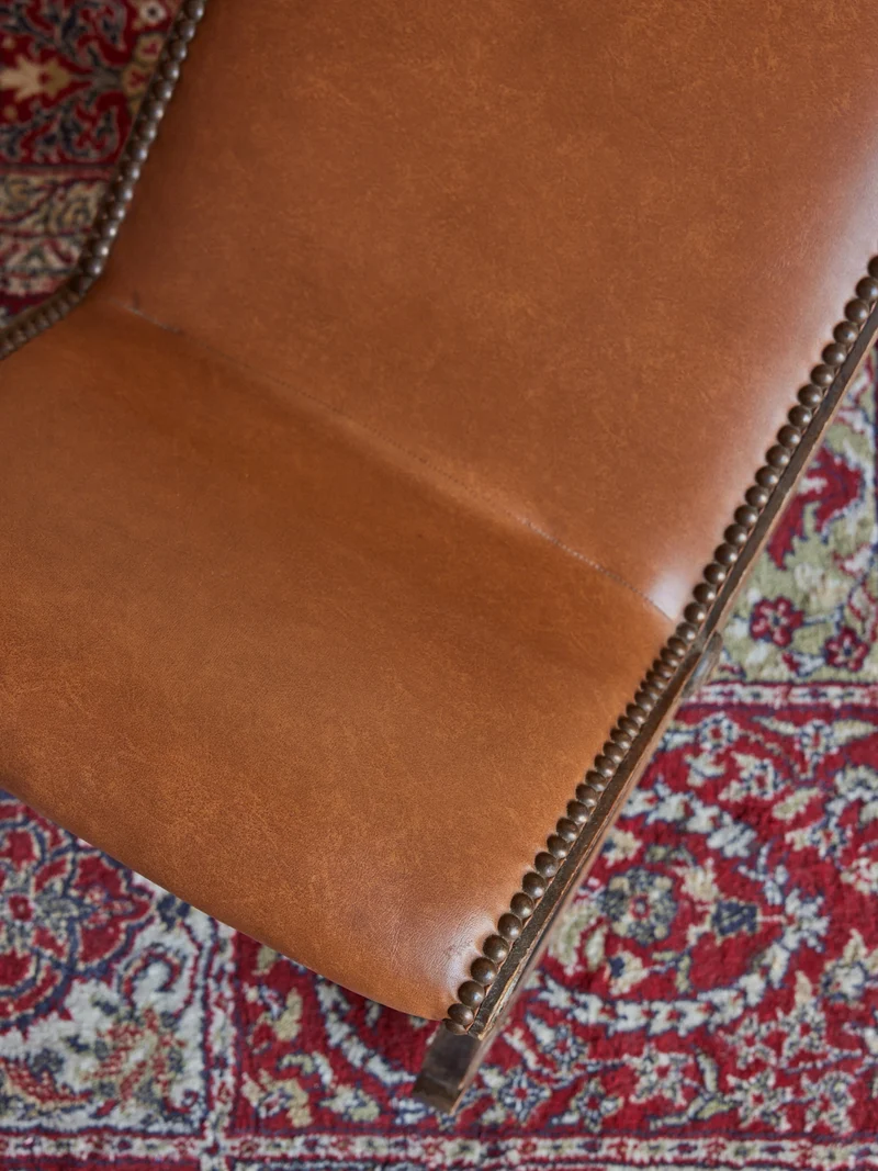 Regis, le tabouret repose pieds en cuir N°1363