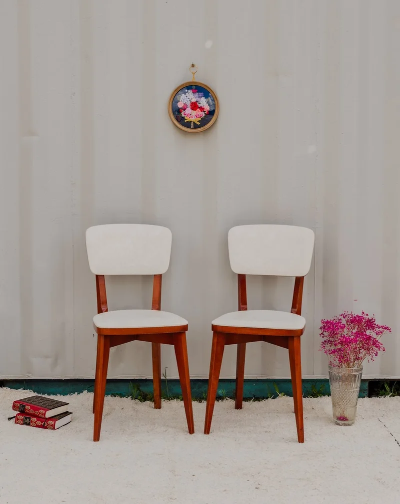 Alma, la paire de chaises en bois rouge et Skaï blanc N°1546