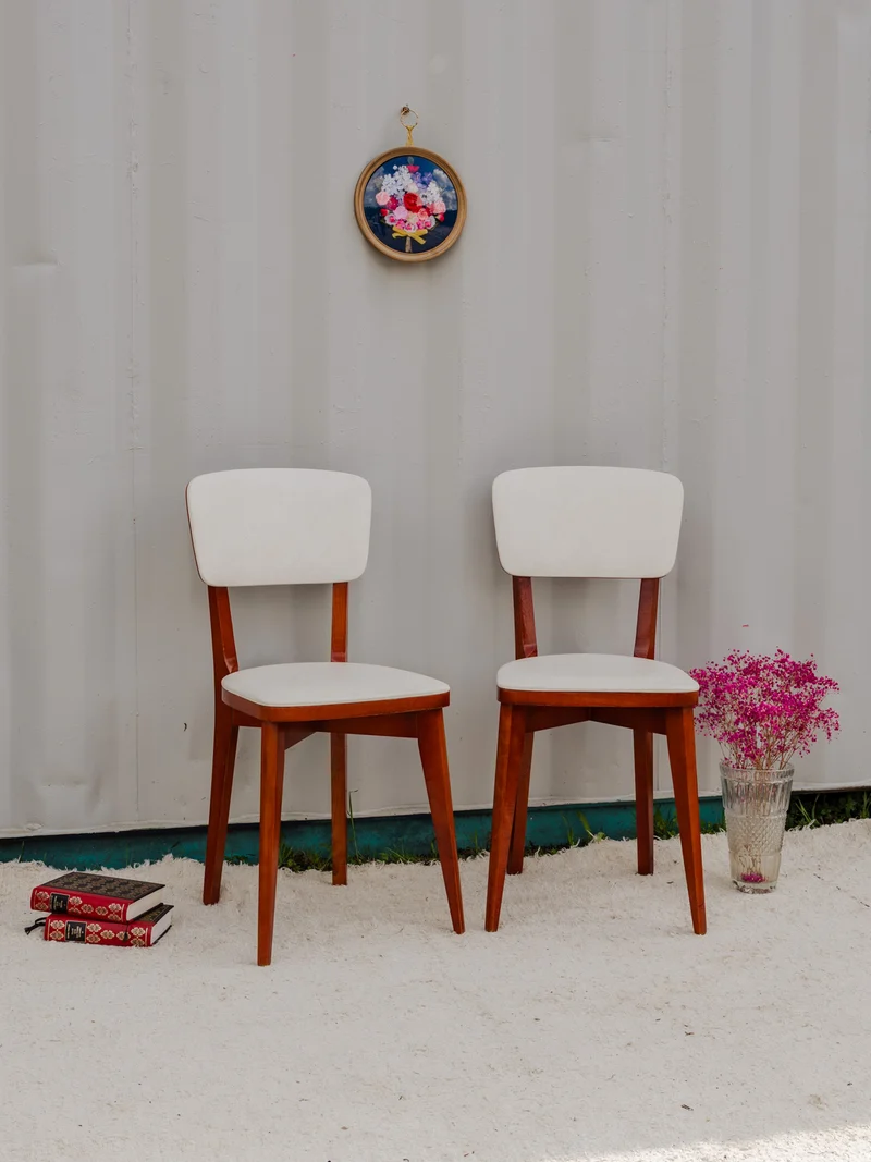 Alma, la paire de chaises en bois rouge et Skaï blanc N°1546