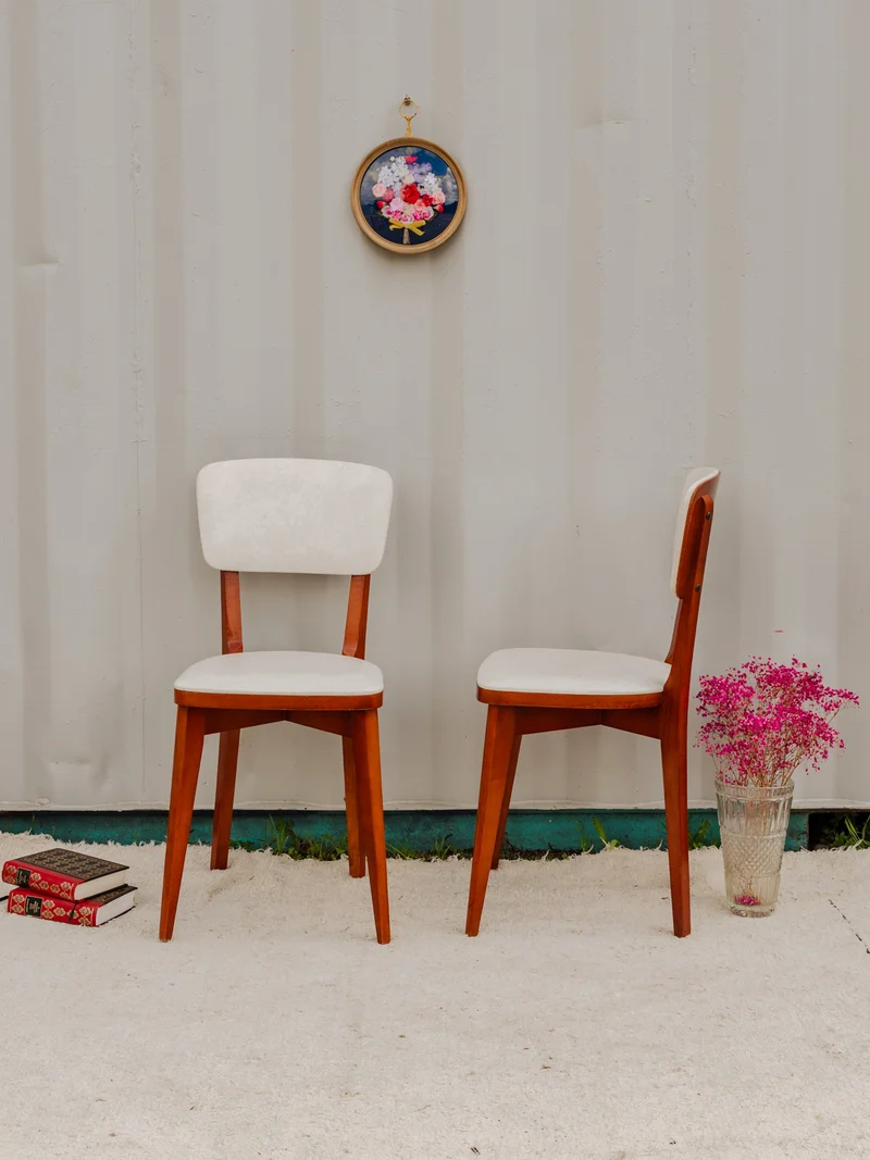 Alma, la paire de chaises en bois rouge et Skaï blanc N°1546