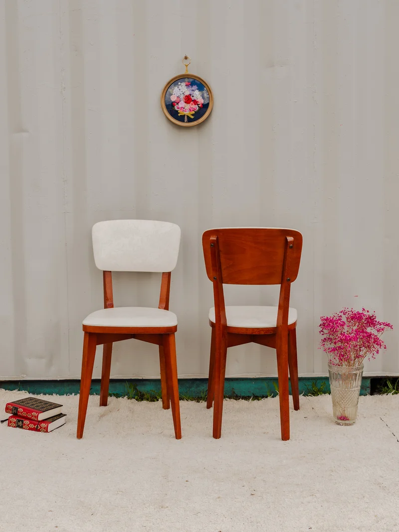 Alma, la paire de chaises en bois rouge et Skaï blanc N°1546