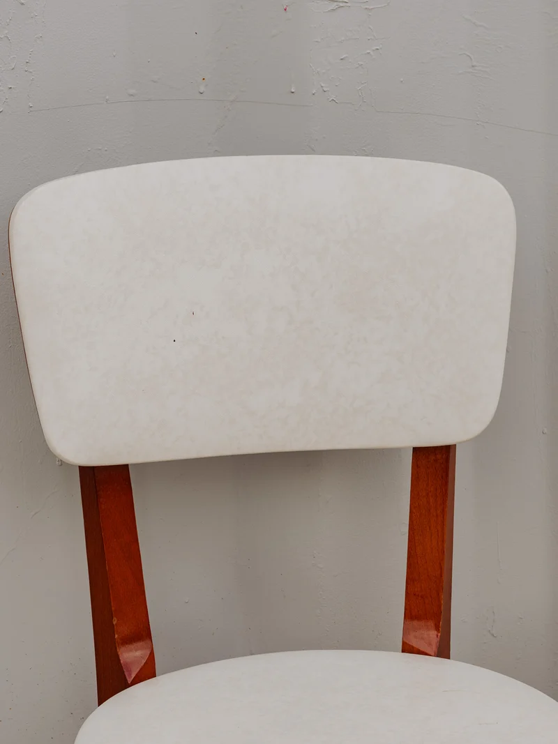 Alma, la paire de chaises en bois rouge et Skaï blanc N°1546