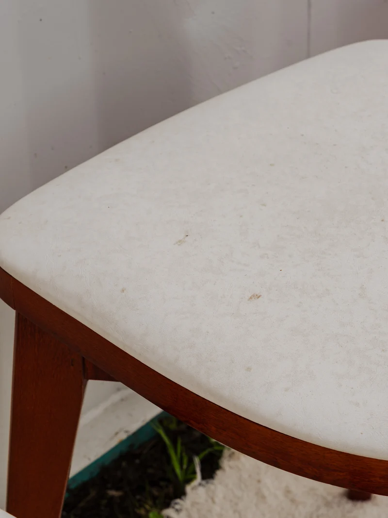 Alma, la paire de chaises en bois rouge et Skaï blanc N°1546