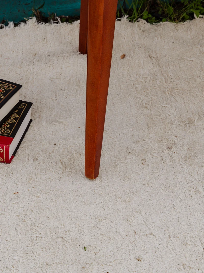 Alma, la paire de chaises en bois rouge et Skaï blanc N°1546